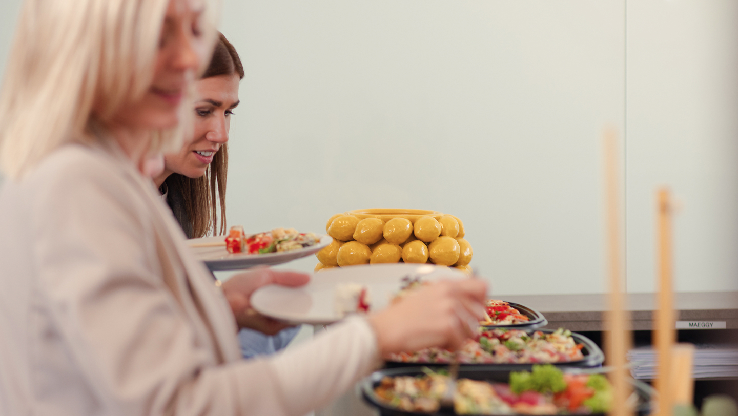 Mitarbeiterinnen der LZS Steuerkanzlei beim gemeinsamen Essen im Büro