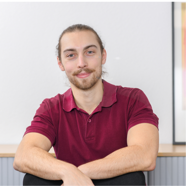 Porträt eines jungen Mitarbeiters im Büro