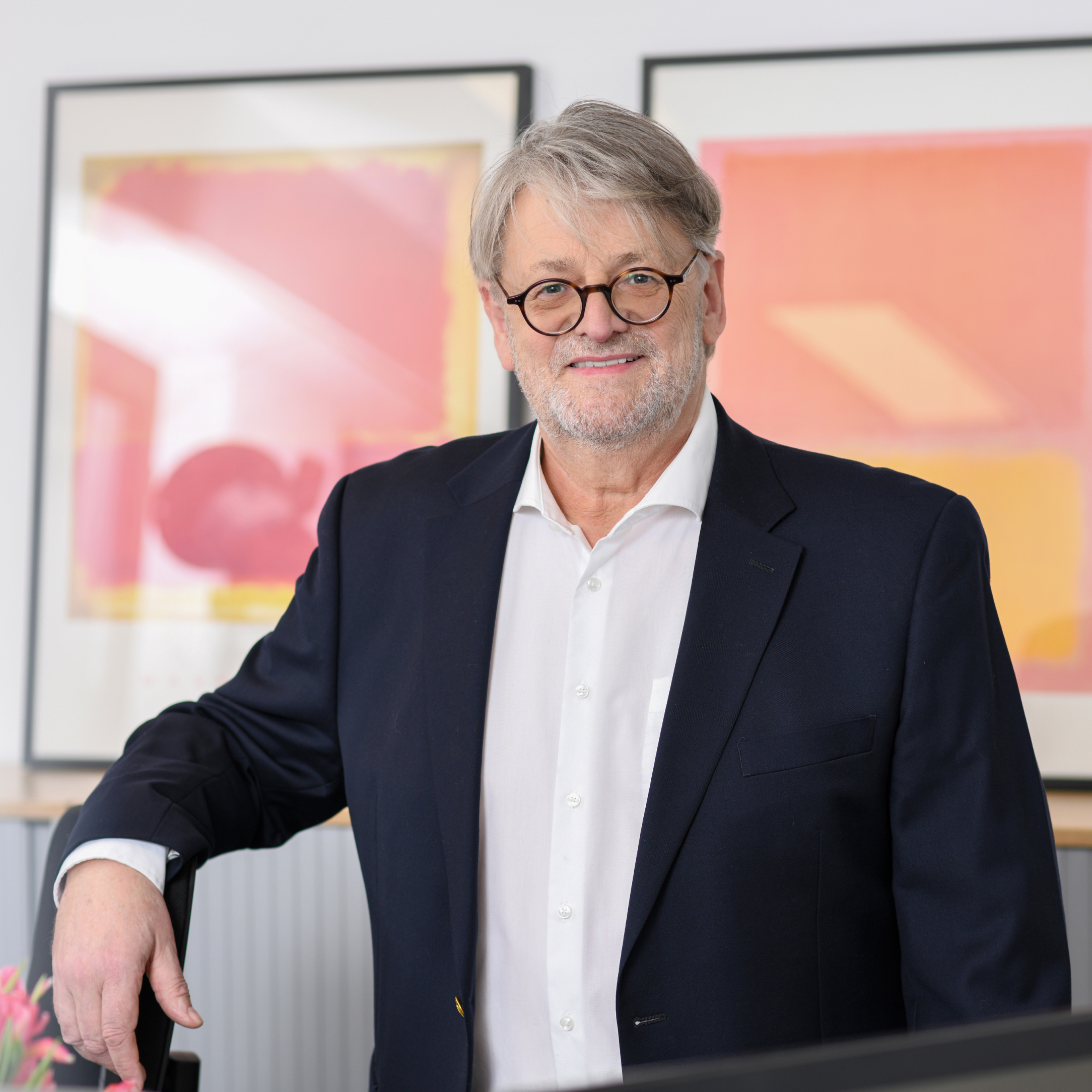 Porträt eines Steuerberaters in Businesskleidung in moderner Büroumgebung